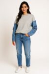 CHAMARRA CASUAL URBANA COMBINADA CON DETALLES EN DENIM