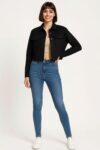 CHAQUETA CORTA CON BOLSAS FRONT